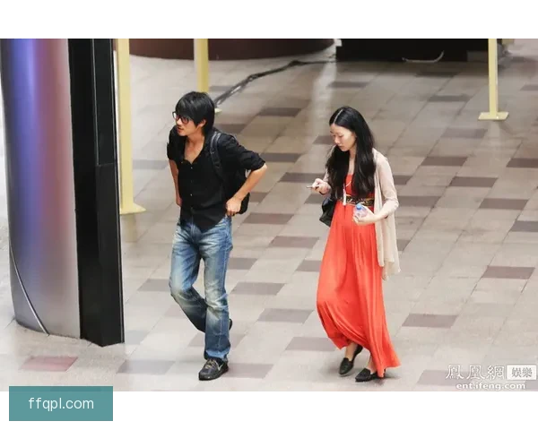 危险行为卡里乌斯妻大胆着装电梯口摆拍被门夹尴尬瞬间曝光引热议